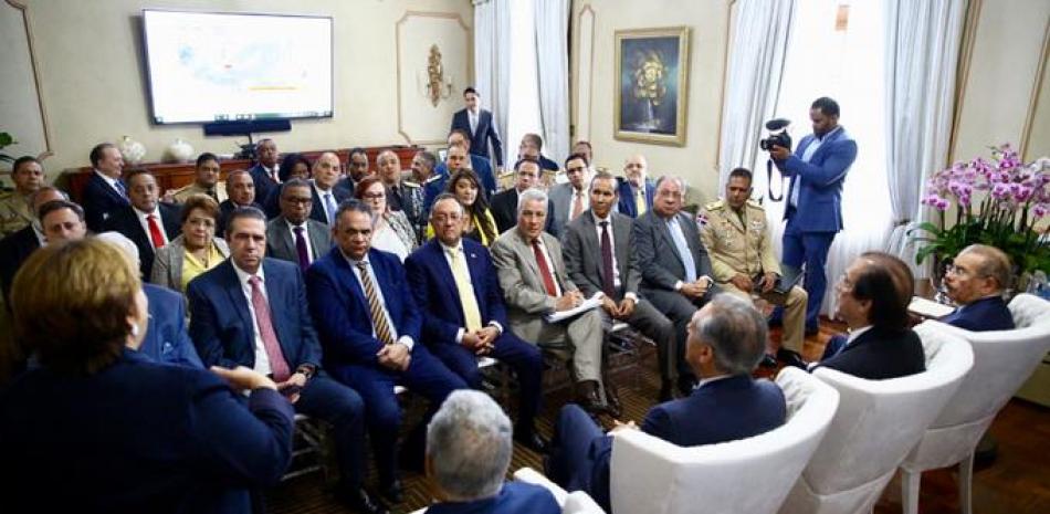 El presidente Danilo Medina y funcionarios del Gobierno reciben informaciones sobre la trayectoria de la tormenta.