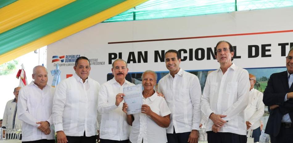 El presidente Medina y su equipo junto a beneficiaria.