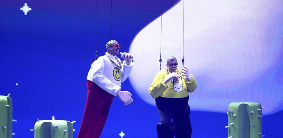 J Balvin y Bad Bunny durante su actuación en la entrega de premios. AP / AFP