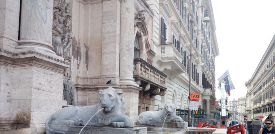 Los leones de Acqua Felice y a su lado un pequeño y encantador balcón. C. B. SEPA MÁS