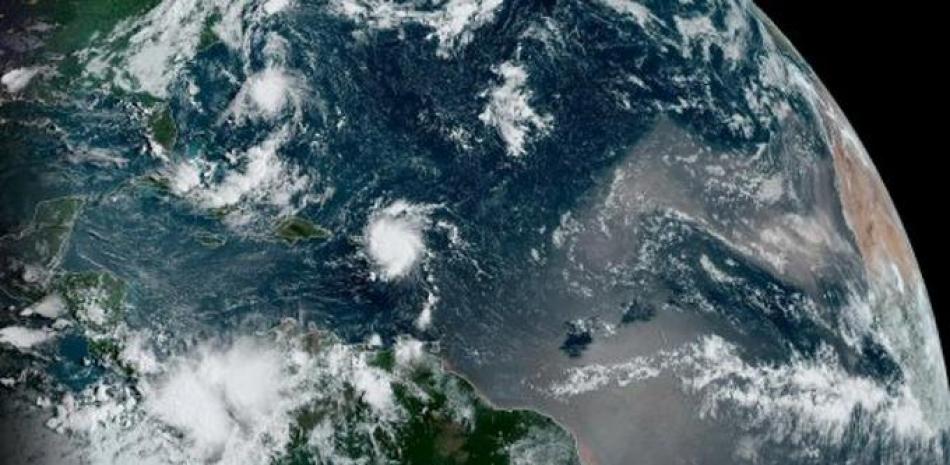 Fotografía cedida este miércoles por la Administración Nacional Oceánica y Atmosférica (NOAA) por vía del Centro Nacional de Huracanes (NHC) donde se muestra el paso de la tormenta tropical Dorian por el Caribe. Dorian recuperó potencia con vientos de 60 millas por hora y se aproxima este miércoles a Puerto Rico y las Islas Vírgenes con amenaza de incrementar aún más su fuerza, incluso con la posibilidad de llegar a huracán, informó el Centro Nacional de Huracanes (NHC).