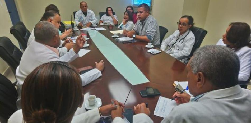 Directivos del hospital Darío Contreras durante una reunión con fines de emergencia. / EXTERNA