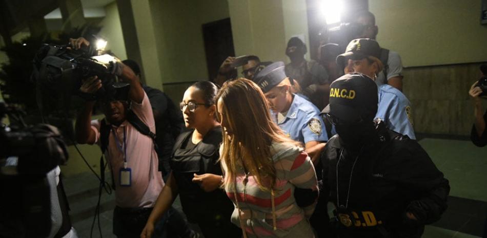 Marisol Franco, pareja de César “El abusador”, fue detenida durante operativo. EFE / AFP
