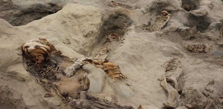 Fotografía cedida por la Agencia Andina que muestra esqueletos de niños ejecutados por la cultura chimú, en el Antiguo Perú. Foto: EFE/Luis Puell/Agencia Andina