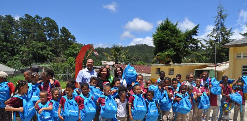 Parte de los 150 niños y niñas que recibieron sus útiles escolares en la comunidad Arroyo Frío, Constanza.