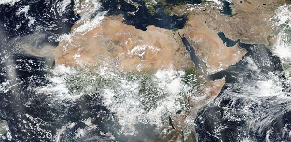 El continente africano es visto en una imagen satelital. El tamaño, la naturaleza y el origen de los incendios en África divergen de aquellos que arrasan el norte de Brasil. Foto: NASA vía AP