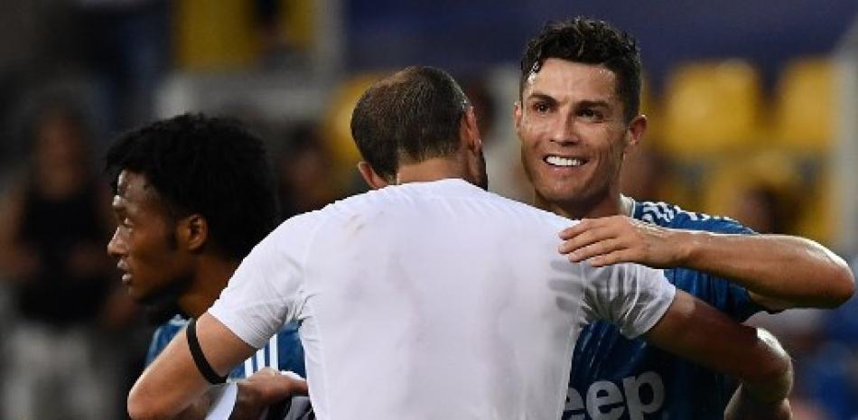 Cristiano Ronaldo abraza a su compañero de equipo, Giorgio Chiellini, al final del partido de la Serie A Parma vs Juventus. Marco Bertorello/AFP.
