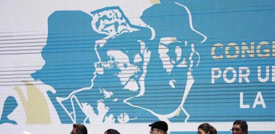 En esta foto de archivo del 27 de agosto de 2019, líderes de las Fuerzas Armadas Revolucionarias de Colombia (FARC), se sientan ante exguerrilleros mientras encabezan el Congreso Nacional de las FARC, donde se formó su partido político en Bogotá, Colombia. (AP Foto/Fernando Vergara, Archivo).