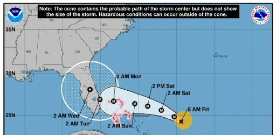 Fotografía cedida este viernes por el Centro Nacional de Huracanes (NHC) donde se muestra el pronóstico de 5 días del paso del huracán Dorian por el Atlántico rumbo a las costas de la Florida (EE.UU.). / EFE