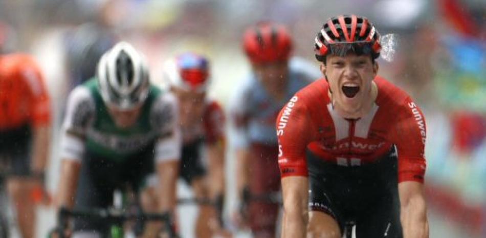Nikias Arndt, de Alemania al momento de cruzar la meta en la primera posición en la octava etapa de la Vuelta a España.