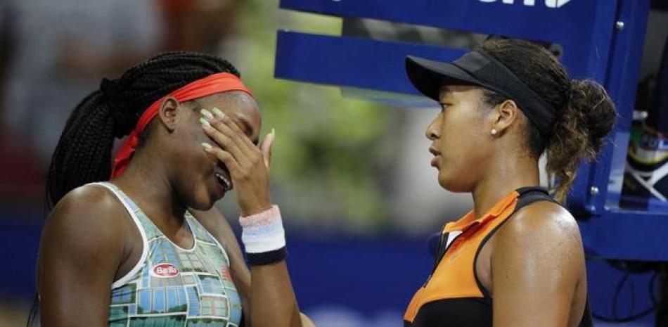 Naomi Osaka consuela a Coco Gauff, quien entre lágrimas aceptó su derrota en el US Open.