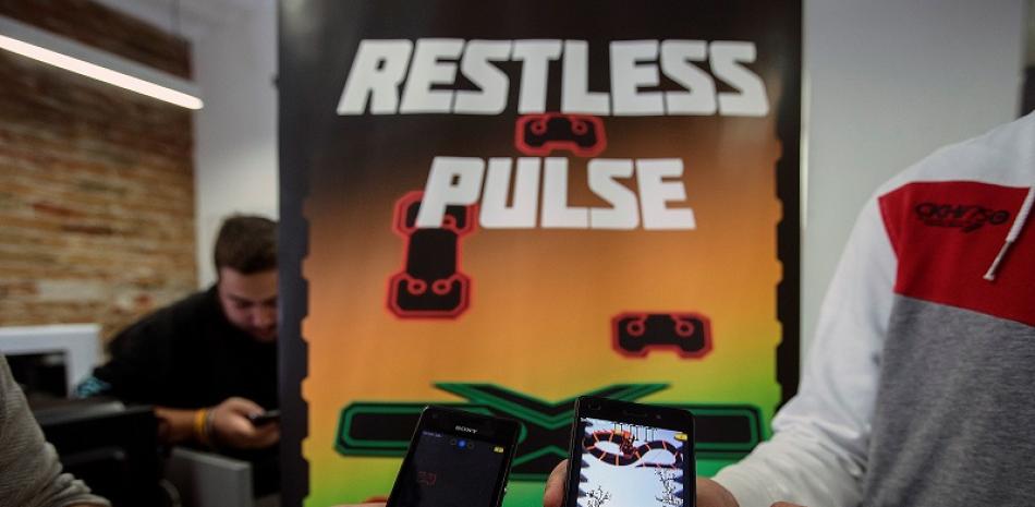 1.- Gorila Games, un estudio de desarrolladores muestran el videojuego "Restless Pulse" para móviles. EFE/Jorge Zapata