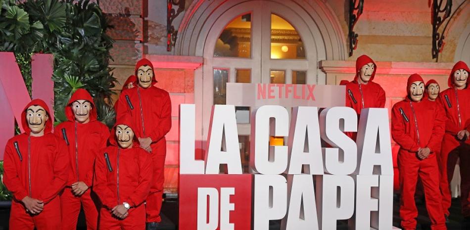 Un grupo de actores vestidos como los personajes de La Casa de Papel participan en la alfombra roja del estreno de la tercera temporada de la serie en Bogotá (Colombia). EFE/ Juan Diego López