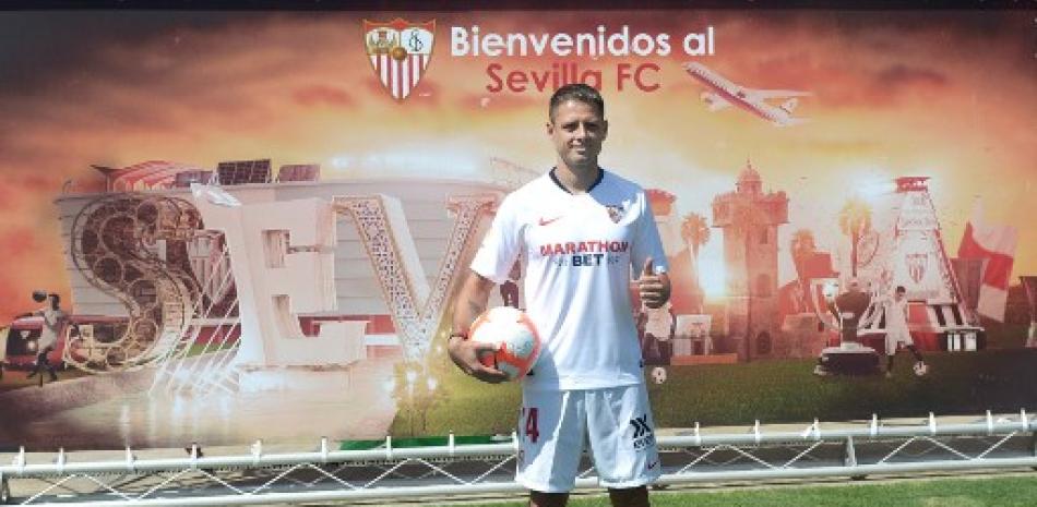 El nuevo jugador del Sevilla, Javier Hernández 'Chicharito', posa durante su presentación oficial en la Ciudad Deportiva de Sevilla, el 2 de septiembre de 2019. Cristina Quicler/AFP.