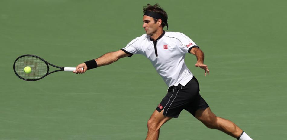 Roger Federer devuelve la pelota durante su partido de ayer, el cual obtuvo la victoria. AP/