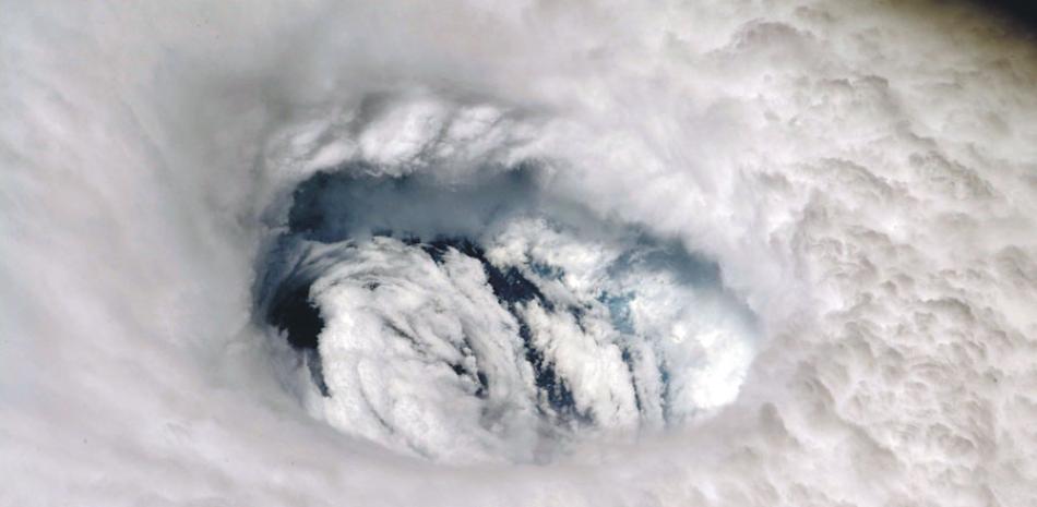 El astronauta Nick Hague, desde la Estación Espacial Internacional, tomó esta foto y escribió en Twitter: “El ojo del huracán Dorian. Puedes sentir el poder de la tormenta cuando la miras desde arriba. ¡Manténganse a salvo todos!”. EFE