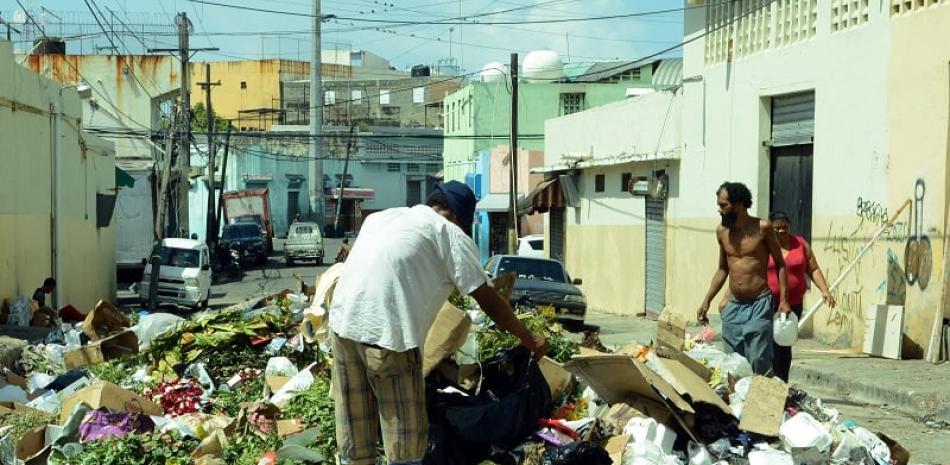 Vagabundos escarban en la basura en búsqueda de algo que comer. / Foto: José Alberto Maldonado