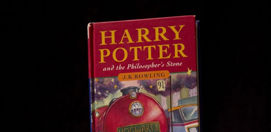 Copia de la primera edición del primer libro de la serie de Harry Potter, titulado "Harry Potter y la piedra filosofal". AP Foto/Matt Dunham.