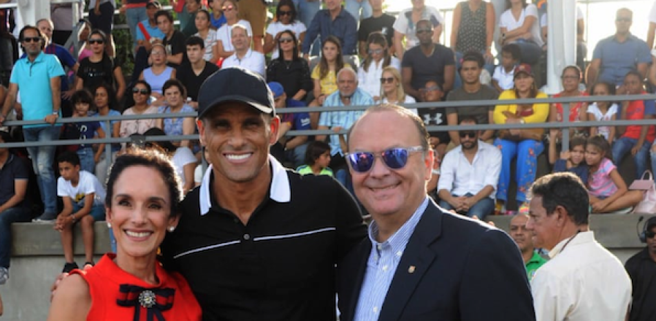 Ramón Hipólito Mejía y Janet Rivera juntos con el astro Rivaldo, durante la inauguración del Barca Academy.