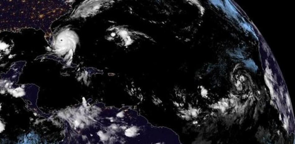 Foto desde el espacio, donde se ve Dorian y la nueva tormenta formándose en el Golfo de México. / AP