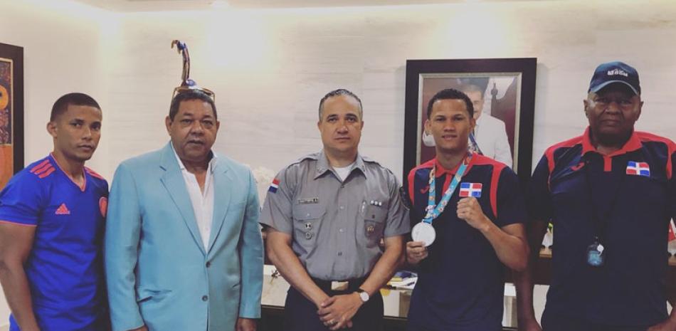 El mayor general Ney Andrín Bautista Almonte recibe la visita de Héctor García junto a los atletas Víctor Ml. de Jesús y Leonel de los Santos, y el entrenador Carlos Almonte.