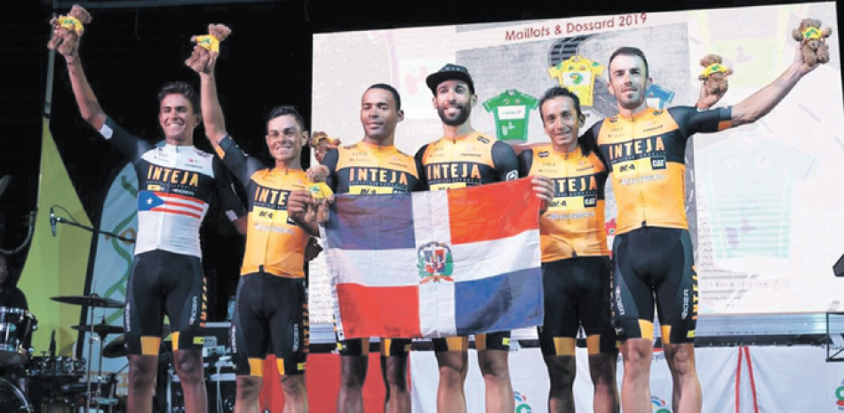 Integrantes del equipo Inteja posan en el podium luego de alcanzar la mejor clasificación por equipos en el Tour de Guadalupe.