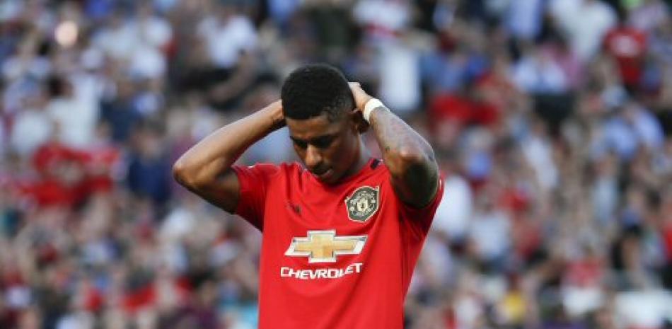 El jugador de Manchester United Marcus Rashford reacciona tras fallar un penal en un partido de la Liga Premier inglesa contra Crystal Palace. / AP