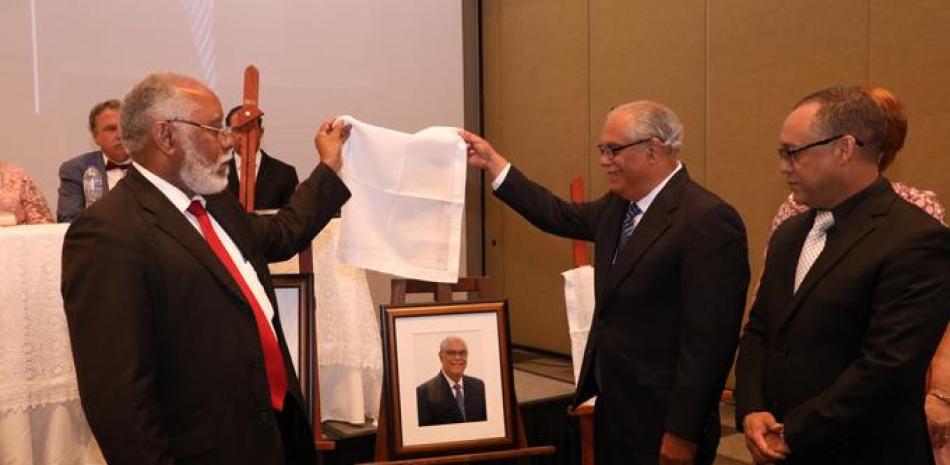 Momento en el miembros de la junta directiva del CMD junto a Pedro Pablo Díaz develizan la foto que se colocarán en la galería de exaltados .