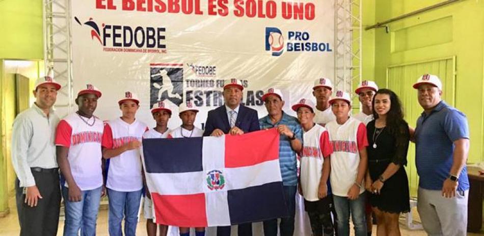 Juan Núñez al momento de entregar la bandera al equipo de Béisbol U 12 del país.