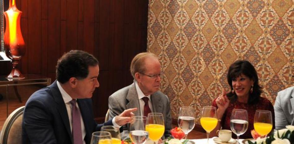 La embajadora Robin Bernstein junto a José Luis Corripio Estrada y Manuel Corripio, durante el desayuno. JORGE CRUZ