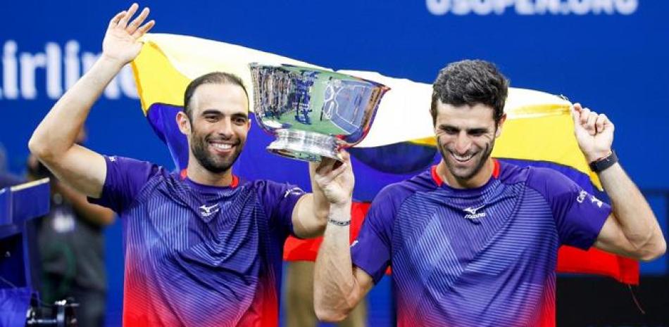 Juan Sebastián Cabal y Roberto Farah exhiben la copa de campeón de dobles del prestigioso torneo.