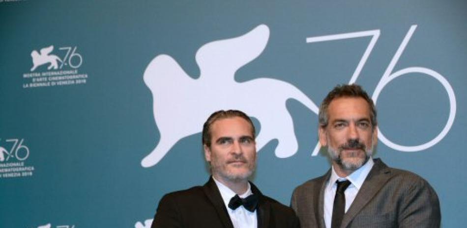 Director Todd Phillips y  Joaquin Phoenix durante el festival de cine de venecia. AP