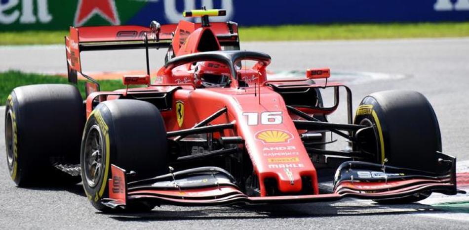 Charles Leclerc, de la escudería Ferrari, aparece en acción durante la clasificación para el Gran Premio de Italia en el circuito de Monza.