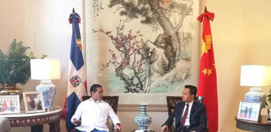 El embajador de la República Popular China, Zhang Run, junto al dirigente juvenil del Partido Revolucionario Dominicano (PRD), Edward Hidalgo.