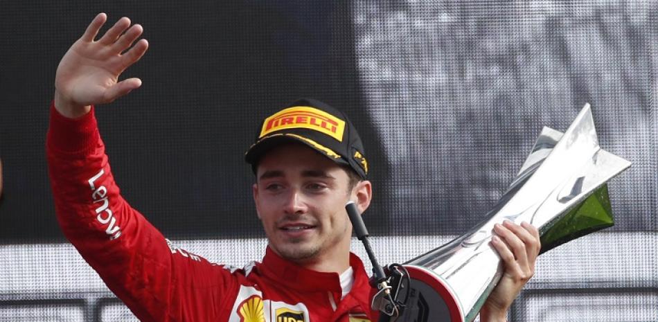 Charles Leclerc celebra con su trofeo luego de quedar en el pirmer lugar del Gran Premio de Italia de la Fórmula Uno.