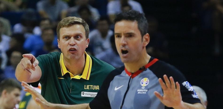 Dainius Adomaitis, entrenador de Lituania, reacciona ante la decisión del árbitro españo Antonio Conde durante el partido frente a Francia en la Copa Mundial de Baloncesto.
