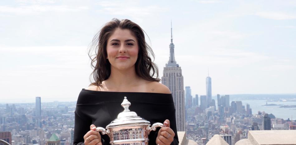 Bianca Andreescu posa con su trofeo de campeona en el Rockefeller Center.