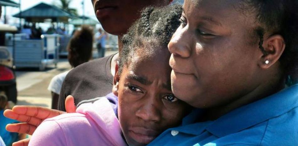 Una niña evacuada de Freeport, Bahamas, llora cuando llega a Nassau. AP/