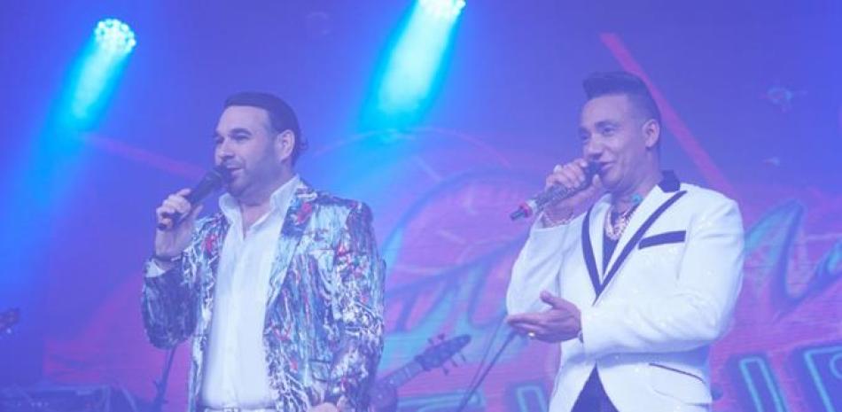 EL Chaval junto a Elvis Martínez en su show. ARCHIVO/LD