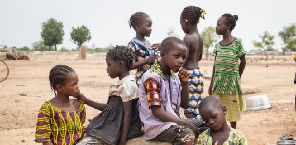 Niños frente a una escuela utilizada como refugio para personas desplazadas internamente (IDP) del norte de Burkina Faso. Olympia de Maismont/AFP.