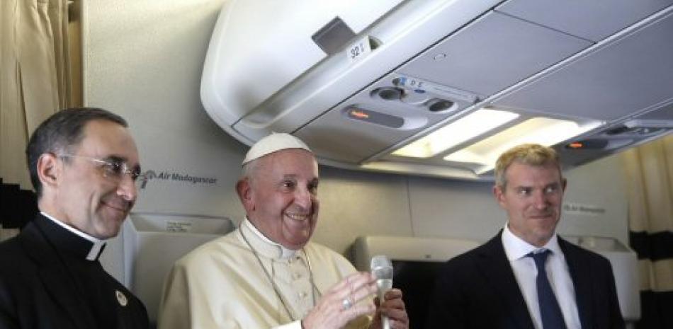 El papa Francisco a bordo del avion papal. AP
