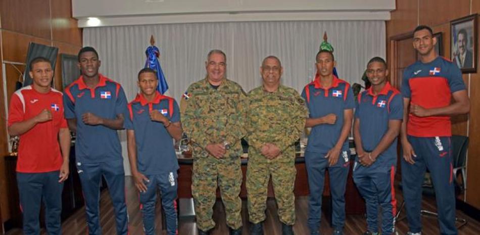 El comandante general del Ejército de República Dominicana, mayor general Estanislao Gonell Regalado, y el coronel Julio César Hernández Olivero junto a los