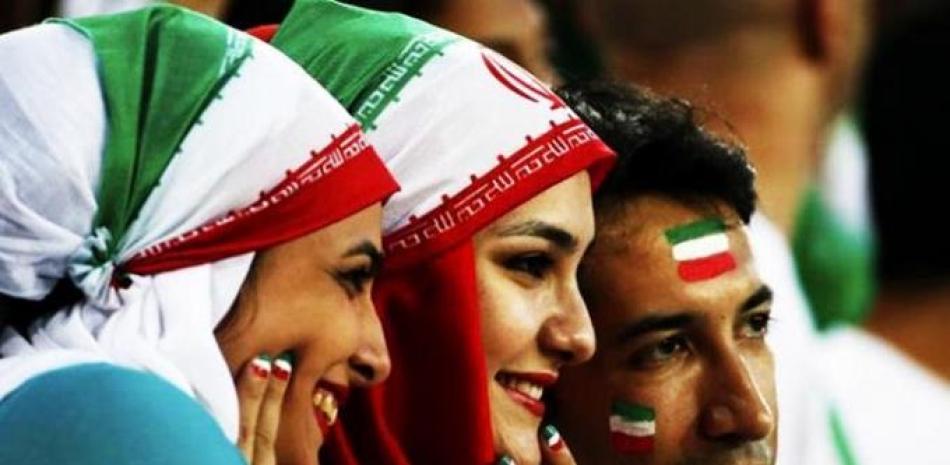 Las féminas tienen prohibido entrar a los estadios en Irán.