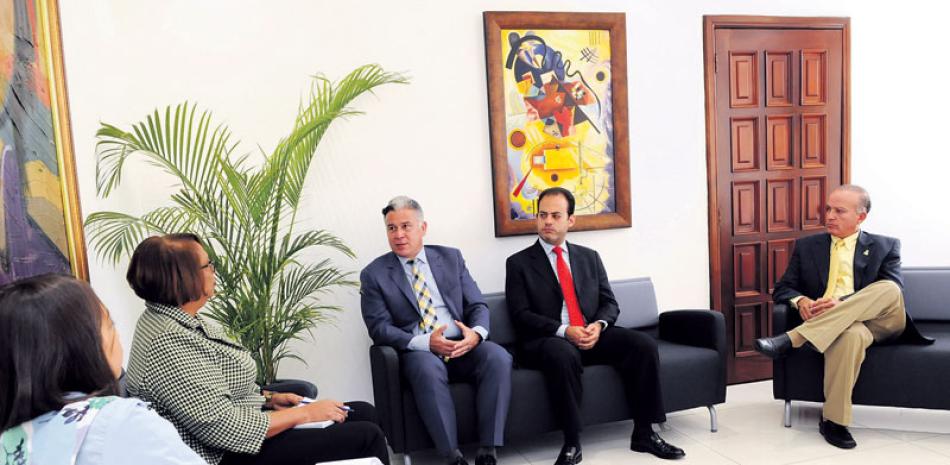 Juan Carlos Hernández, Carlos Iglesias y Fernando Puig durante una visita a Listín Diario. JORGE CRUZ/LD