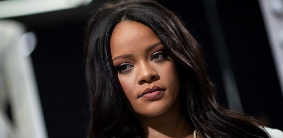 Rihanna posa durante un evento promocional de su marca Fenty en París. Martin Bureau/AFP.
