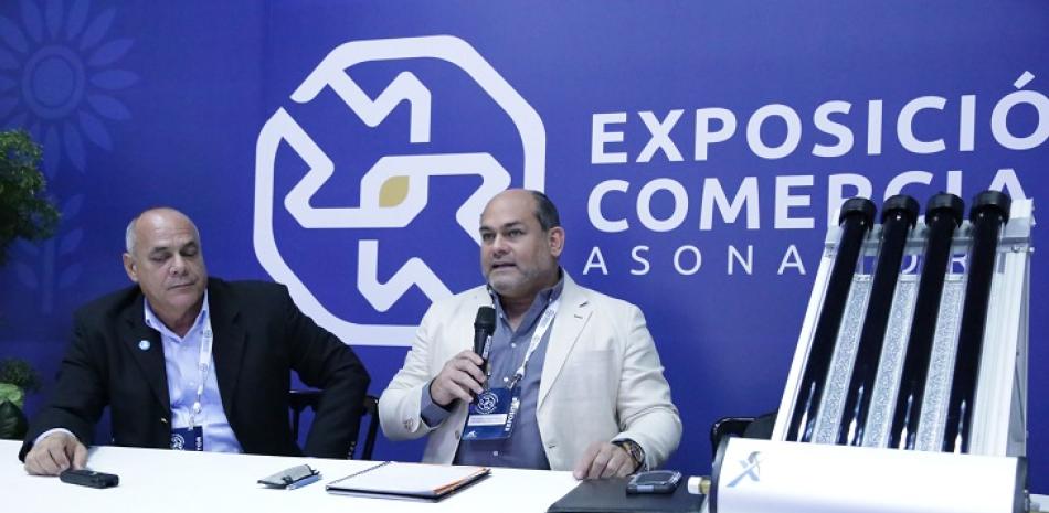 Jesús Riviera y Gino Buonanno, ejecutivos de la empresa explicaron que sistema Thermex durante la Exposición Comercial de Asonahores.