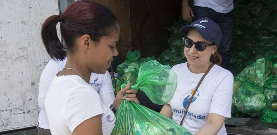 Cada viernes, residentes en los barrios ubicados en las márgenes de los ríos Ozama y Yaque del Norte participan en el intercambio de plásticos por alimentos, coordinado por el Voluntariado Banreservas.