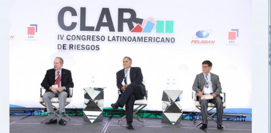 Jose Manuel Lopez Valdez; presidente de ABA Giorgio Trettenero; presidente de FELABAN y Jose Guillermo Pineda; presidente del CLAR durante el panel.