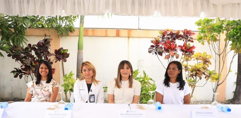 Autoridades de la Regional de Salud Metropolitana y del hospital  Jacinto Mañón encabezan el acto de lanzamiento del programa SNS en la Comunidad.