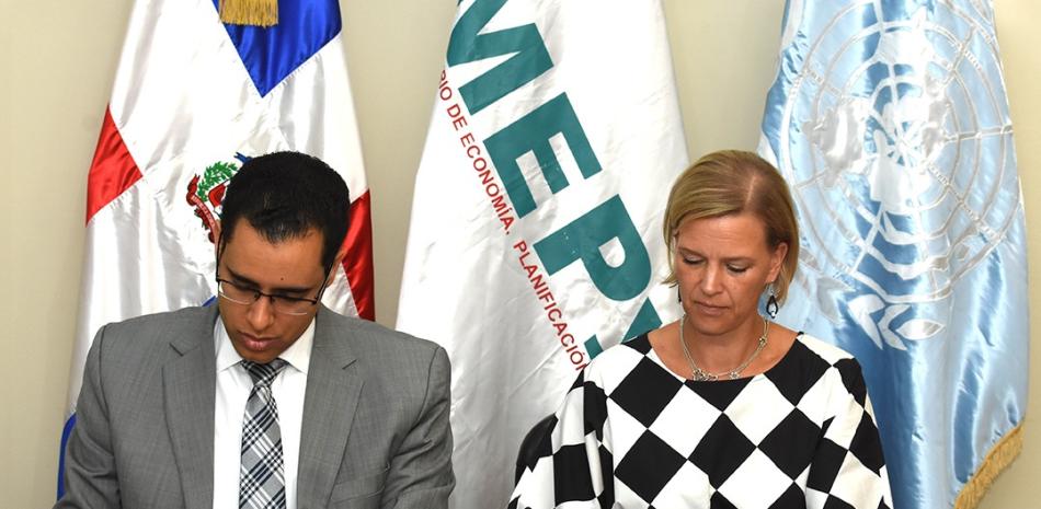 El ministro de Economía, Planificación y Desarrollo, Juan Ariel Jiménez y la representante residente del PNUD en el país, Inka Mattila, firman un acuerdo para el fortalecimiento institucional del MEPyD.